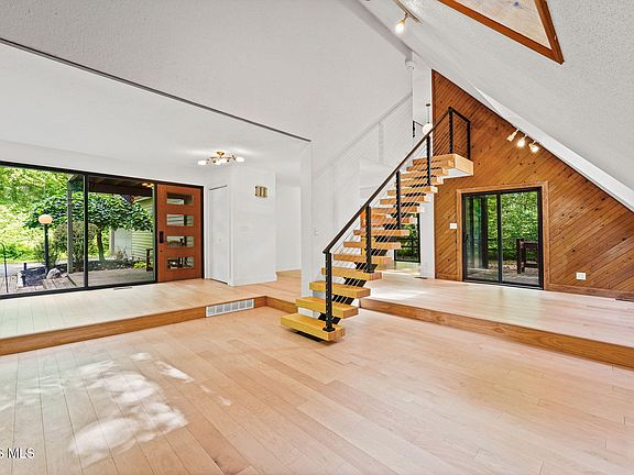 5th image of 33 Indian Creek Dr