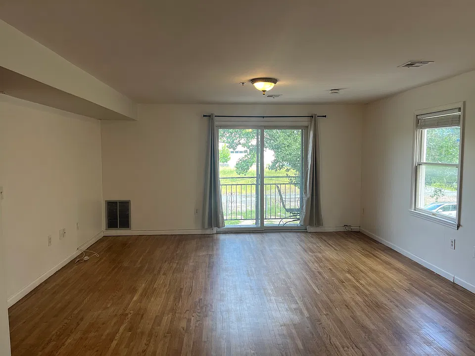 Living Room/Balcony: View 2
