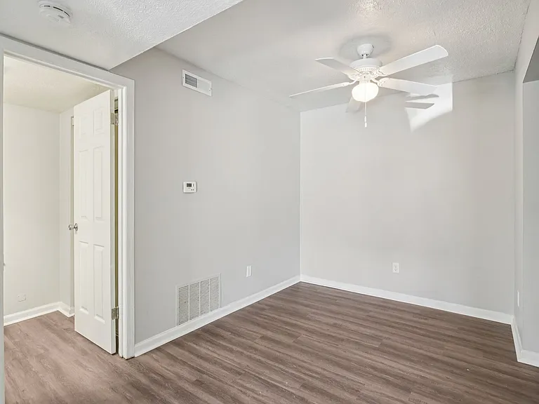 Castleton Manor Apartments — Photo 48