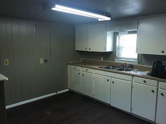 3rd image of 734 NE 32nd St