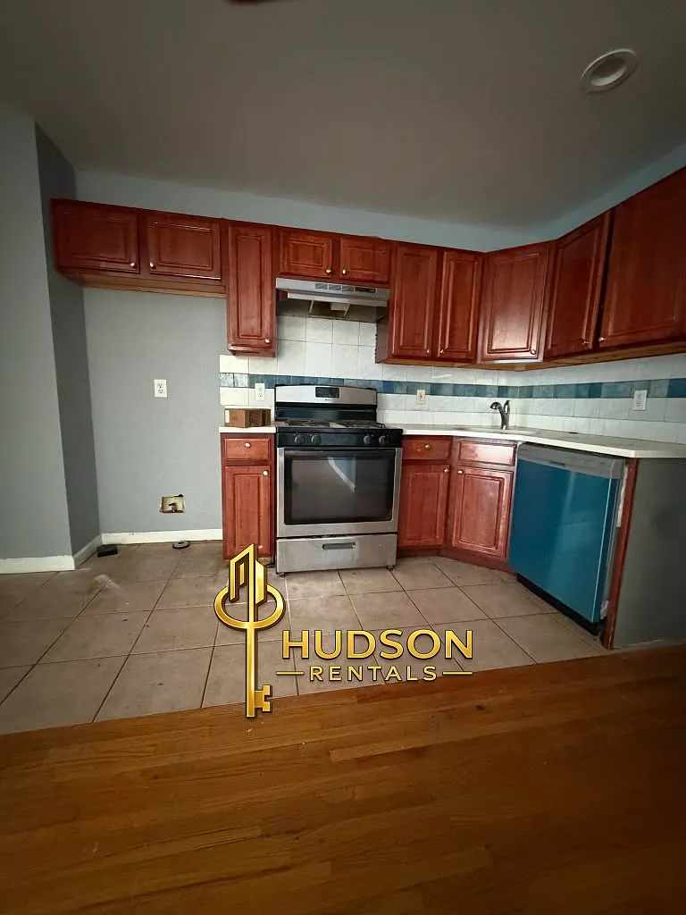 3 bed, 1000 sqft, $2,600 — Photo 1