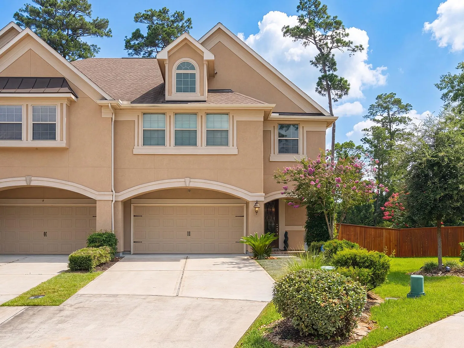 3 bed, 2.5 bath, 2204 sqft, $2,600 — Photo 2