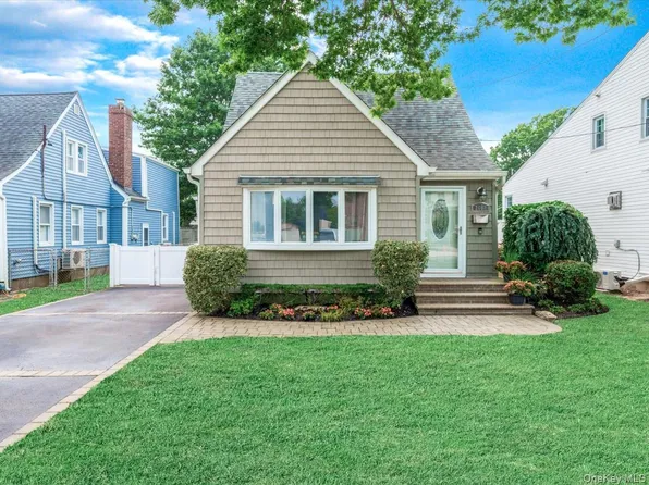 2608 Montauk Avenue, Merrick, NY 11566