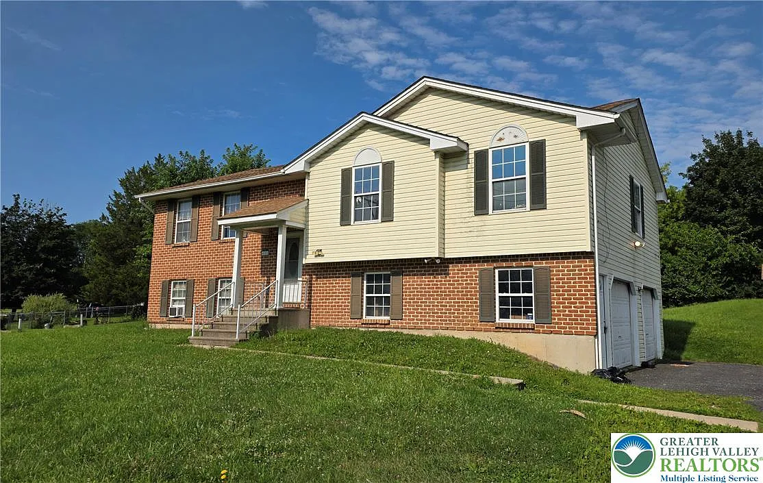 3 bed, 2.5 bath, 1898 sqft, $2,700 — Photo 1
