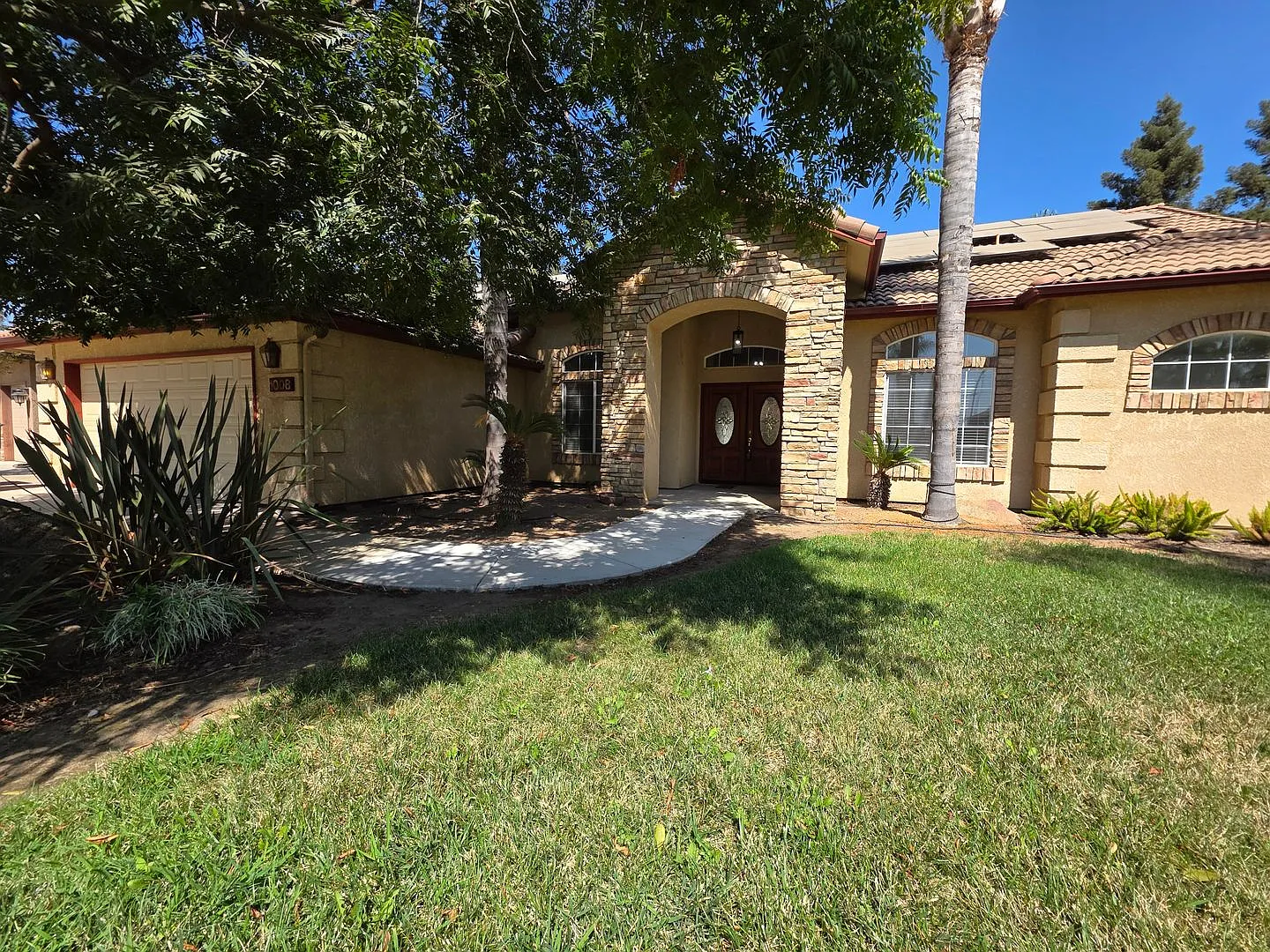 3 bedroom 2 bathroom in a desirable SE Visalia neighborhood! — Photo 1