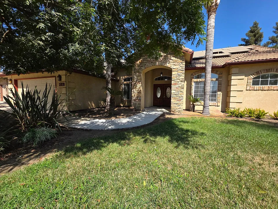 1008 E Arlen Ave