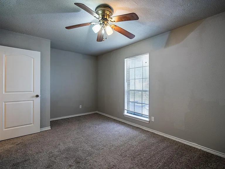 4212 Village Green Dr — Photo 25