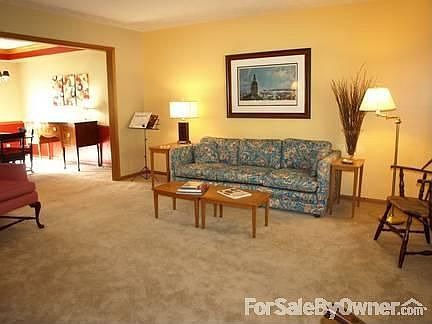 Formal living room : Living room/dining room with lots of space, great windows, tons of natural ligh