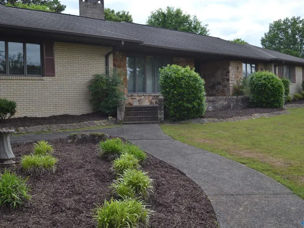 205 Collier Dr, Albertville, AL 35951