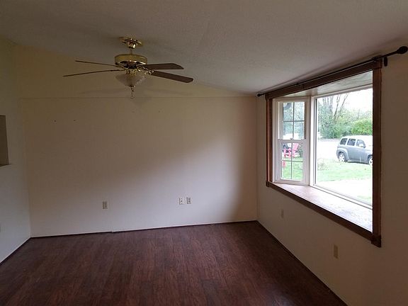 3rd image of 838 Meadow Ln