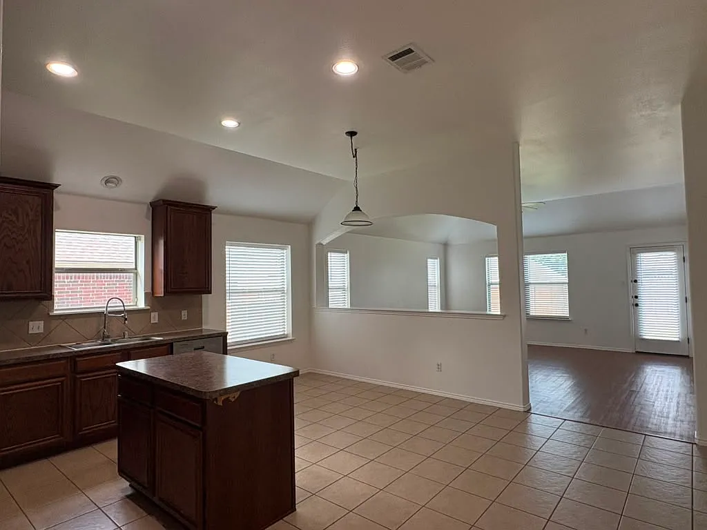 3 bed, 1800 sqft, $2,200 — Photo 4