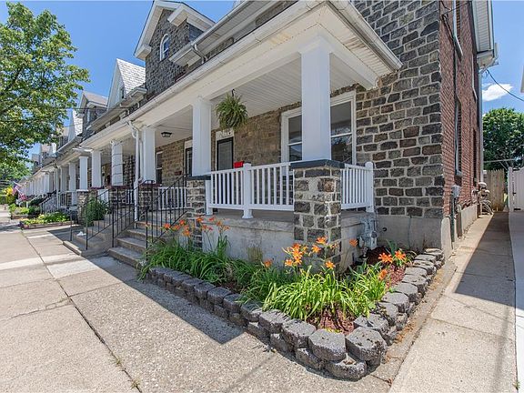 2nd image of 2428 Sycamore St