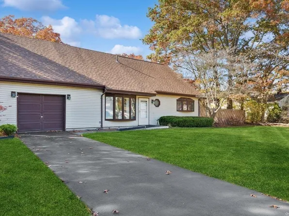 18 Fenwick Avenue, Farmingville, NY 11738