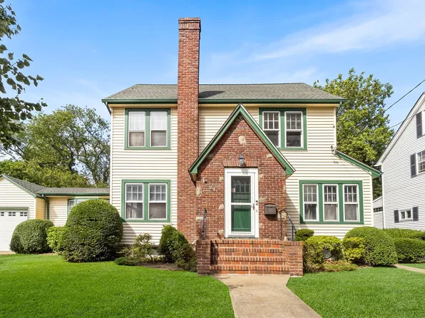21 Columbia Place, Merrick, NY 11566