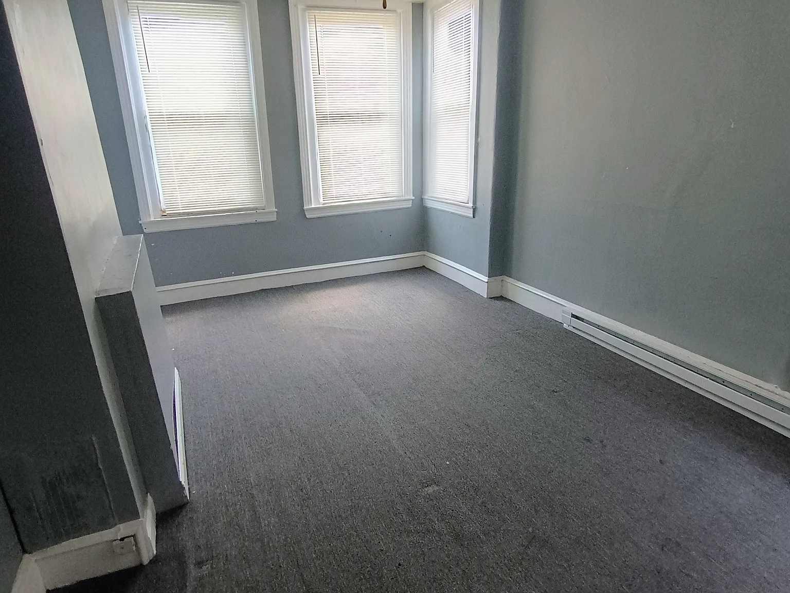 2338 W Hagert St — Photo 2