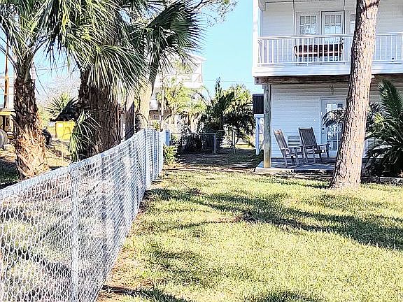 5th image of 833 Desoto Dr