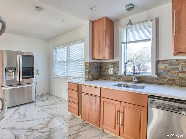 24 Hollow Wood Ln — Photo 7
