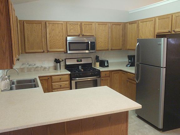 Dishwasher, microwave, electric stove and fridge. Fully furn
