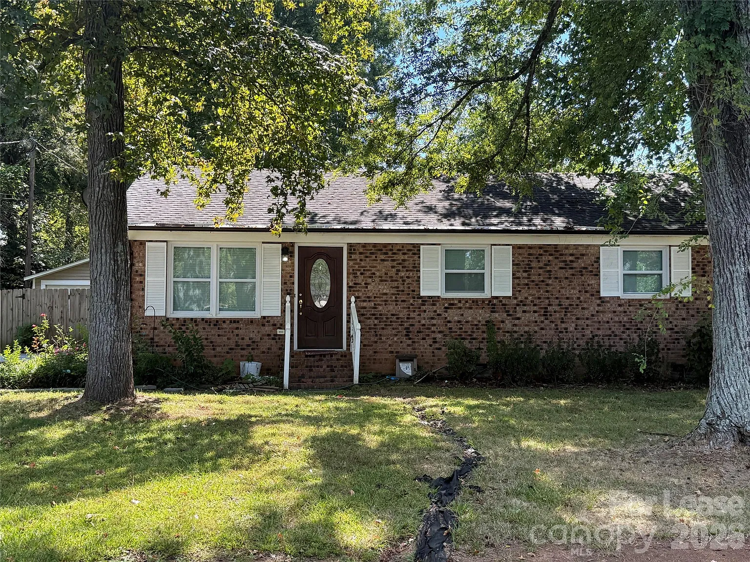 3 bed, 1.0 bath, 1054 sqft, $1,600 — Photo 2