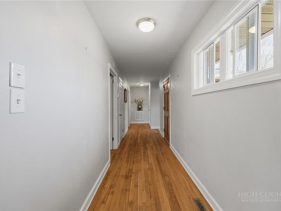 4th image of 409 NE Walnut Place