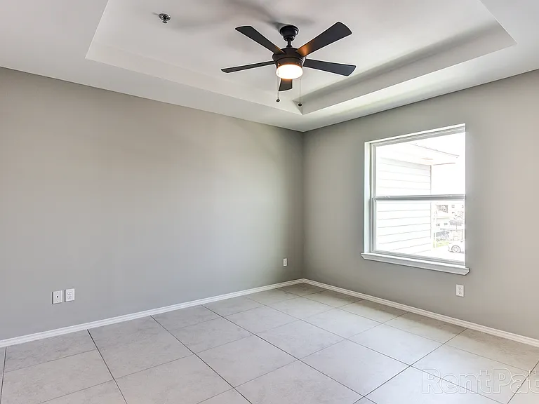 Mercedes Place Apartments — Photo 19