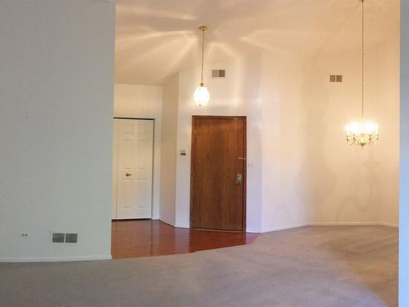 3rd image of 534 Banyon Ln APT C