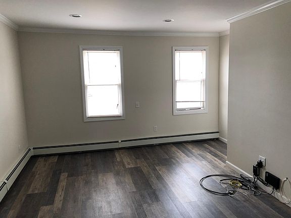 4th image of 214 Pettit Ave Unit 2