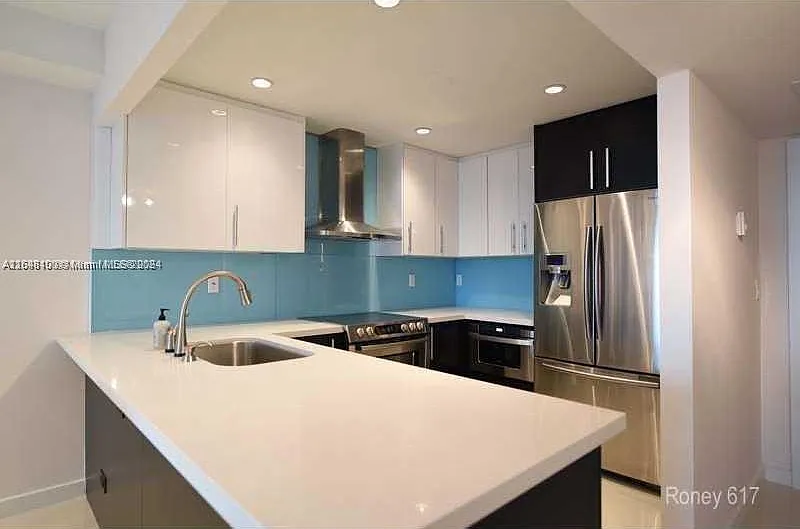 Roney Palace Condo — Photo 4
