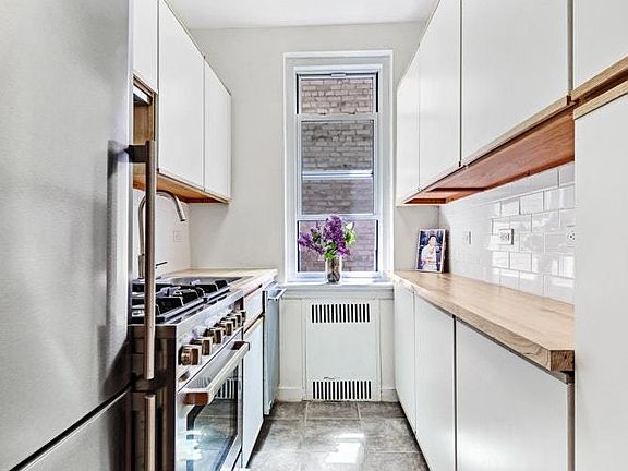 4th image of 304 W 55th St #4B