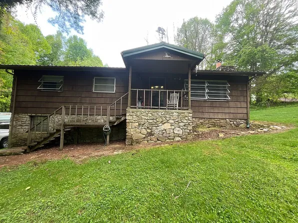 313 Low Gap Rd, Maggie Valley, NC 28751
