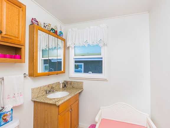 3rd image of 828C Oneawa St