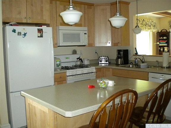 5th image of 81 Ely St