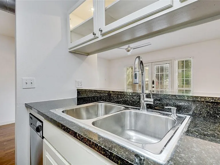 1510 W 6th St #103 — Photo 13
