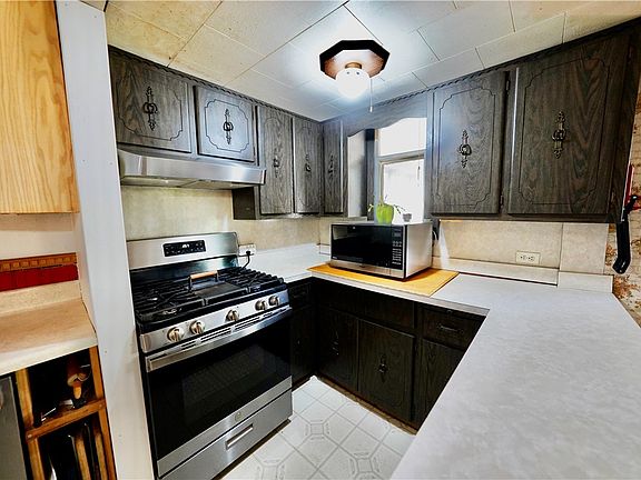 14th image of 223 N Elm St