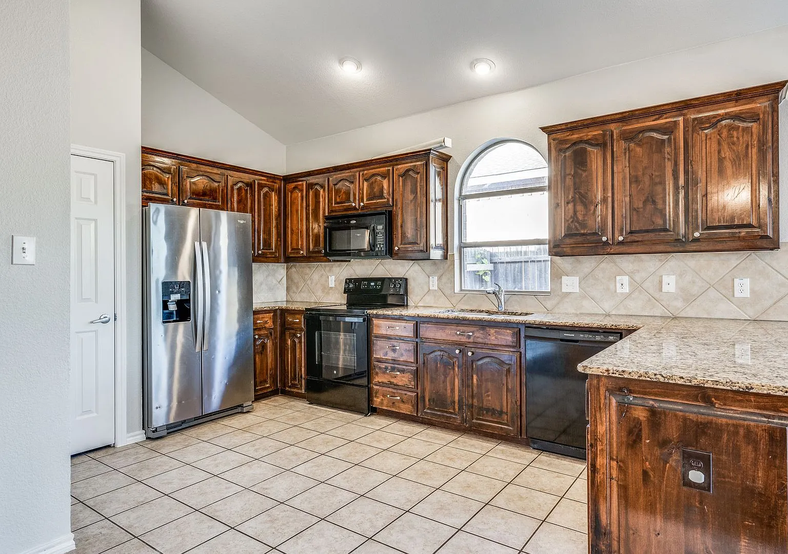 Charming 3-Bedroom Home in Fort Worth's Tehama Ridge Community — Photo 4