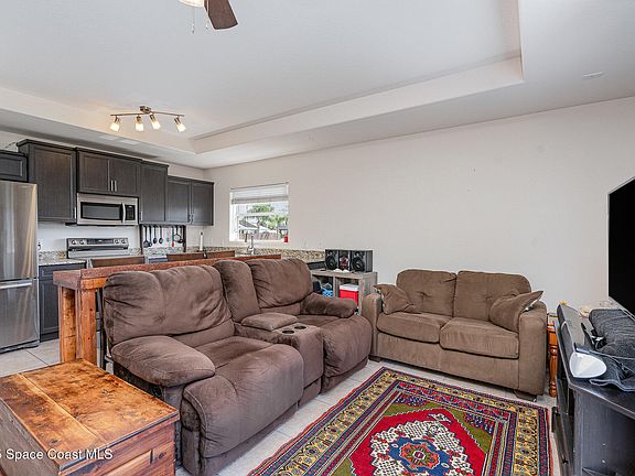 5th image of 325 Melton Ct