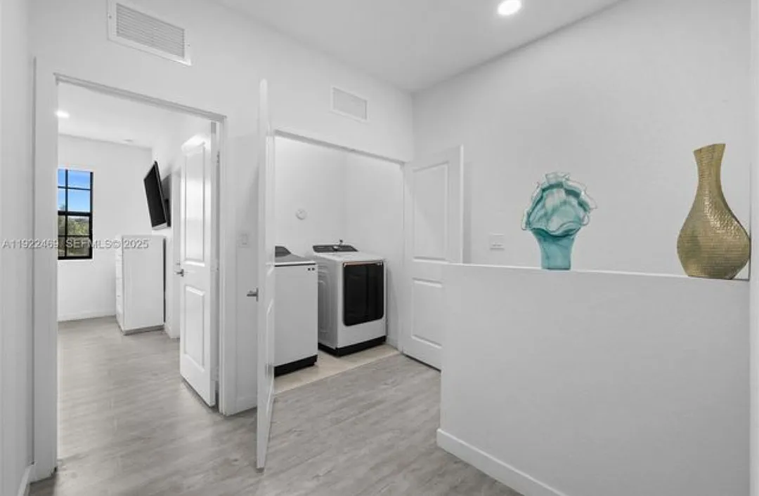 3 bed, 3.5 bath, 1466 sqft, $2,500 — Photo 4