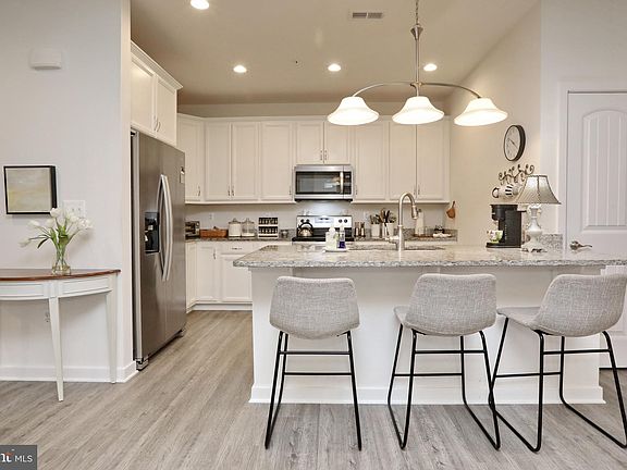 4th image of 34 Camden Cir