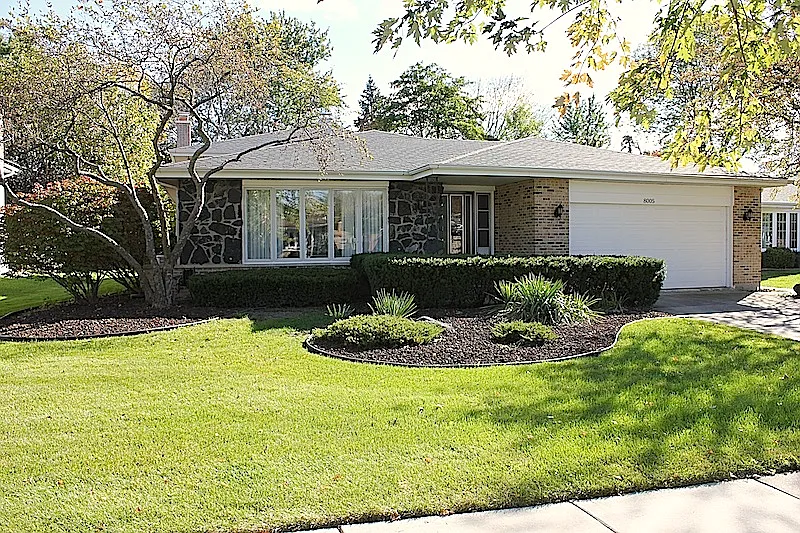 8005 Farmingdale Dr photo 1