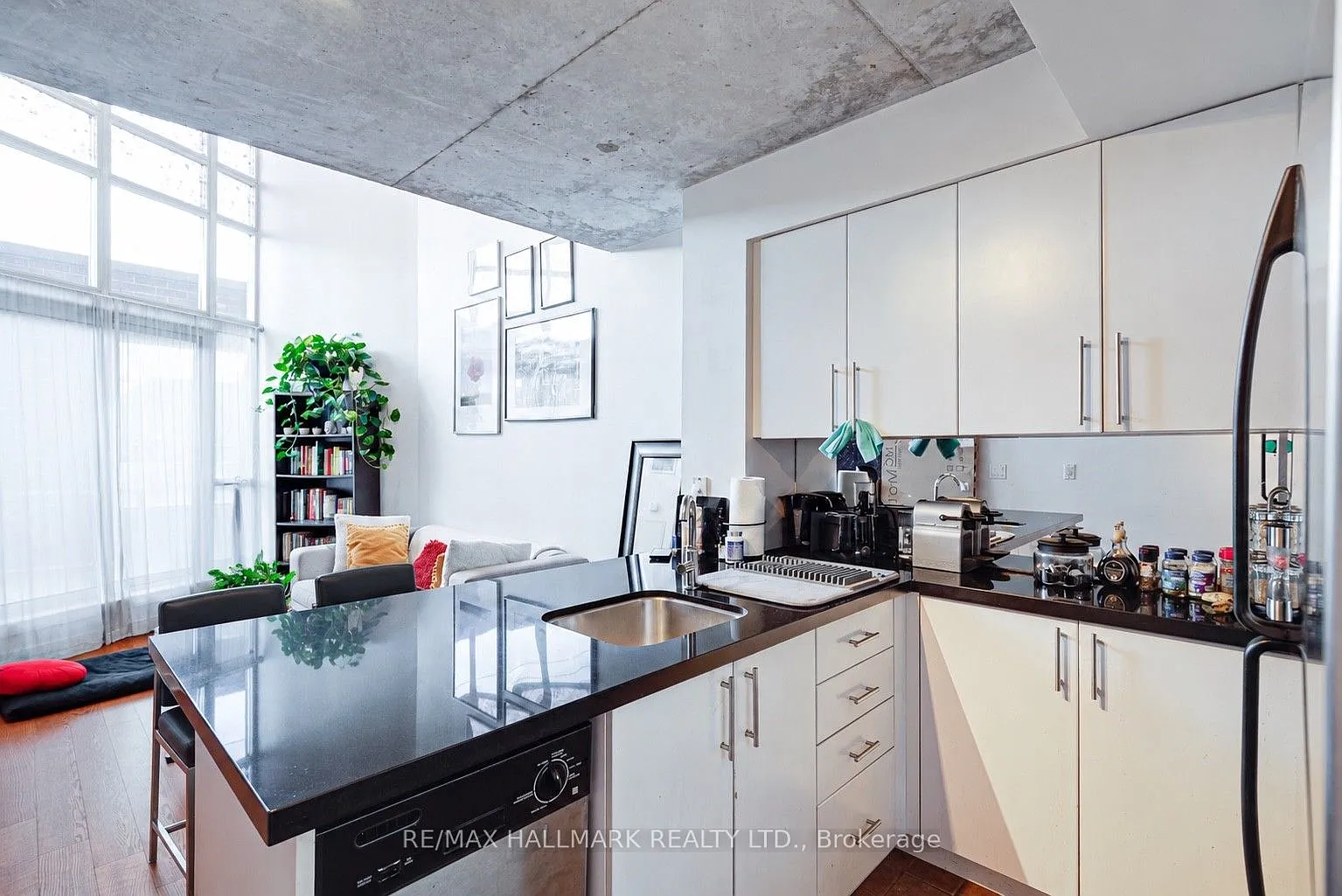 255 Richmond St E — Photo 2