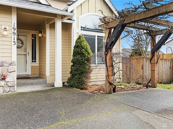 4th image of 19913 19th Ave E