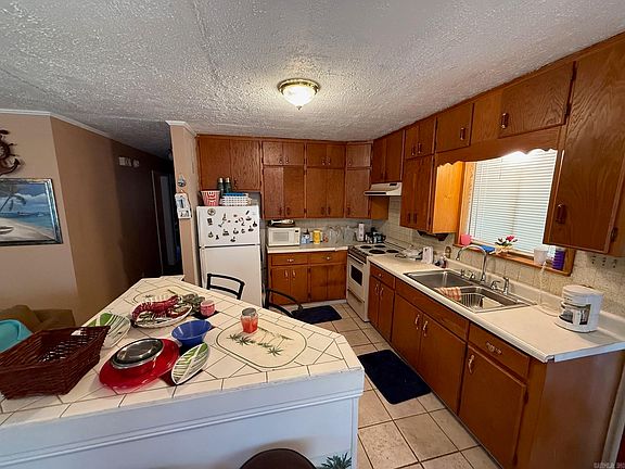 5th image of 210 Suzanne Cir