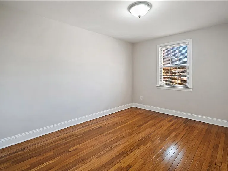 Spring Hill Apartments — Photo 20