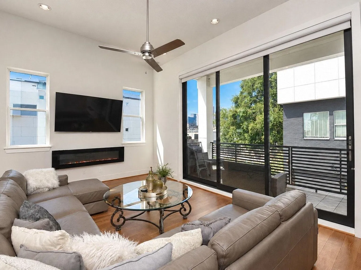 3 bed, 3.5 bath, 2265 sqft, $3,400 — Photo 4