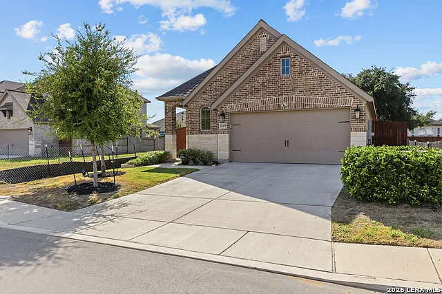 3 bed, 2.0 bath, 1650 sqft, $2,100 — Photo 2