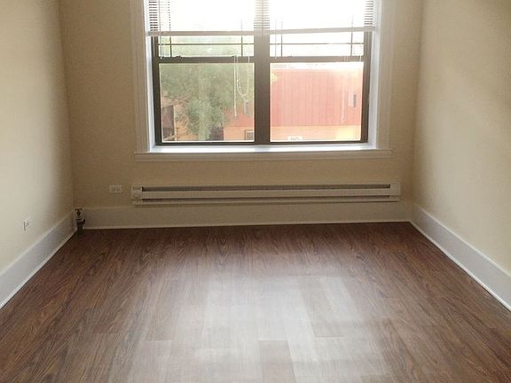 2nd image of 1023 W Argyle St APT 203