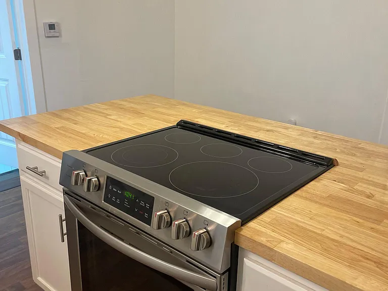 kitchen bar and cooktop/oven