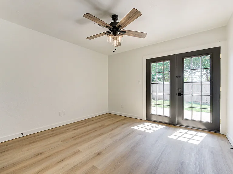2212 Donna Dr — Photo 45