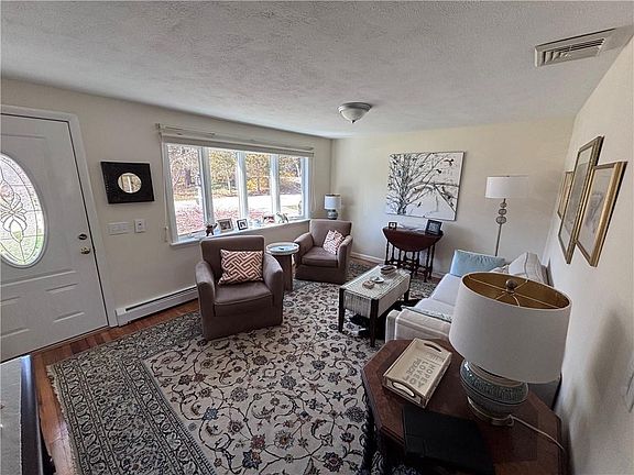 5th image of 51 Surrey Ln