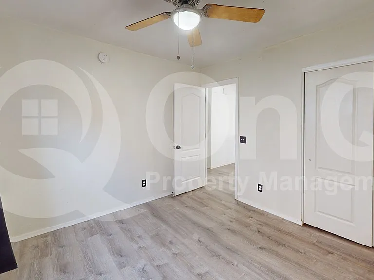 2735 E Liverpool Dr — Photo 12